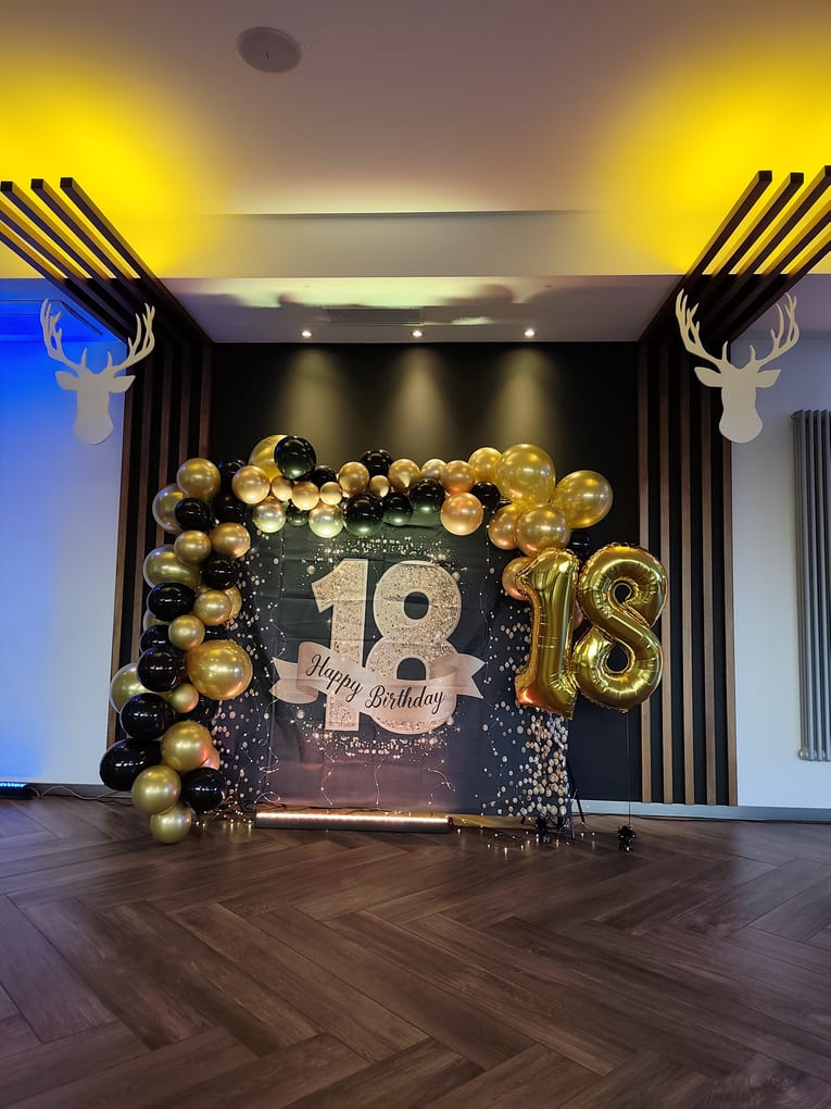 Balonowa dekoracja z liczbą 18 na przyjęcie osiemnastkowe