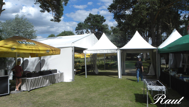 Namioty cateringowe i bar na terenie pikniku firmowego nad jeziorem