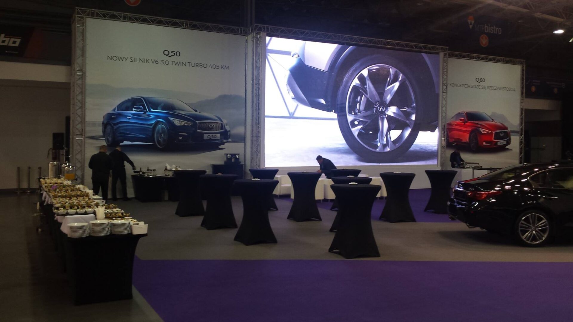 Stoisko Infiniti na Motor Show z bufetem cateringowym RAUT