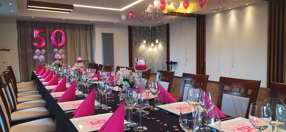 Sala urodzinowa z dekoracją balonową na jubileusz 50 lat