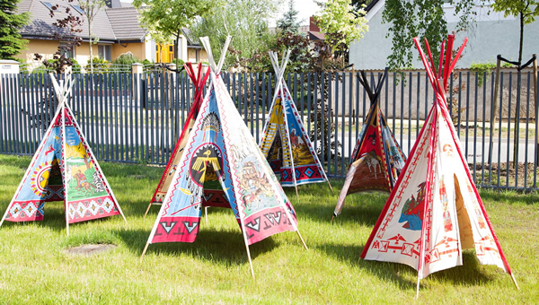 Kolorowe wigwamy w strefie dla dzieci na pikniku westernowym