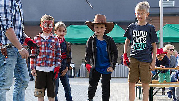 Dzieci w kapeluszach biorą udział w konkursie na pikniku westernowym