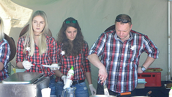 Obsługa RAUT przy stanowisku wydawania posiłków na pikniku