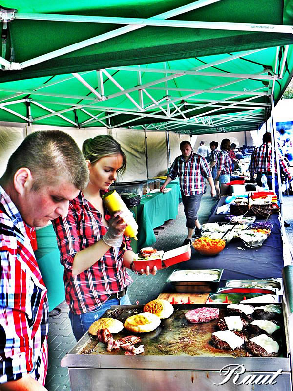 Przygotowanie hamburgerów na płycie grillowej podczas pikniku
